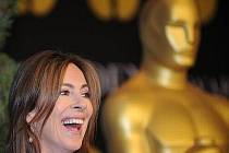 Režisérka Kathryn Bigelow dostala šest Oscarů, včetně nejcennější sošky za nejlepší film, za své drama Smrt čeká všude.