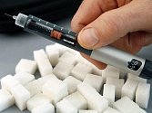 Látka původně vyráběná ze zvířecích  slinivek se od 60. let vyrábí synteticky. Diabetikům usnadňuje život i přístroj, který měří hladinu cukru v krvi.  