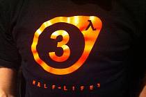 Tričko, na kterém je logo počítačové hry Half-Life 3.