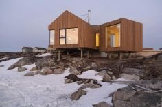 Moderní dům na ostrově překvapí výhledem na drsnou přírodu a tepelným komfortem