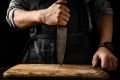 Jak nabrousit nůž bez brousku? Pomocí běžných předmětů, které máte doma